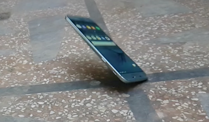Galaxy A8 2016 rơi từ bàn xuống nền 'vô tư'