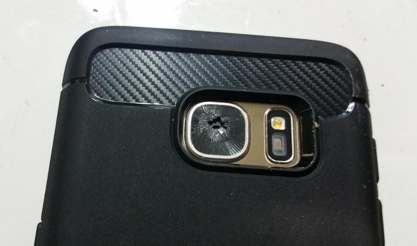 Mặt kính của camera chính trên vài mẫu smartphone cao cấp Galaxy S7 bị vỡ dù không bị ảnh hưởng bởi ngoại lực tác động lên bề mặt.