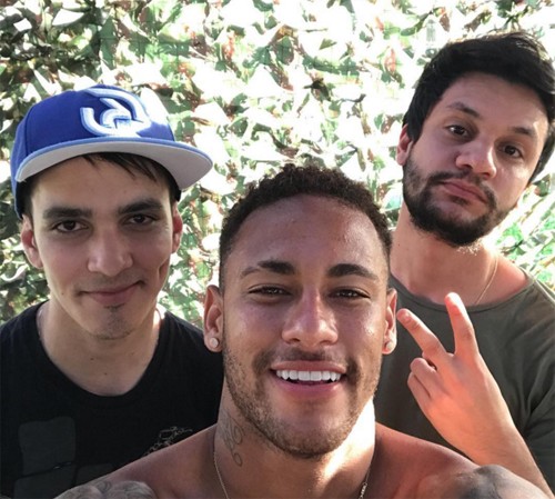 Cầu thủ bóng đá Neymar chụp ảnh chung với game thủ CS:GO chuyên nghiệp.