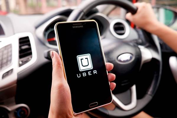 U70 lái Uber, chạy Grab như tài xế sành công nghệ
