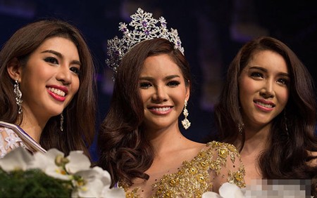 Sopida Siriwattananukoon (giữa) đăng quang ngôi vị Hoa hậu chuyển giới năm 2015, tối 8/5.