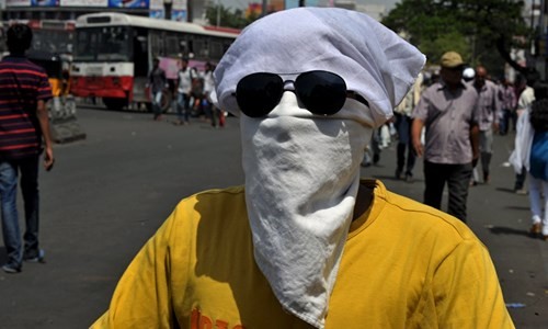 Dân Ấn Độ phải trùm kín mặt khi di chuyển ngoài đường - Ảnh: AFP