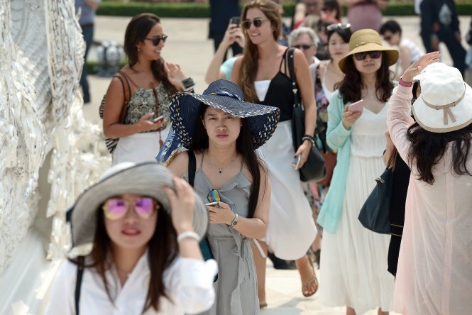 Du khách Trung Quốc đến thăm Chùa Bạch ở Chiang Rai - Ảnh: AFP