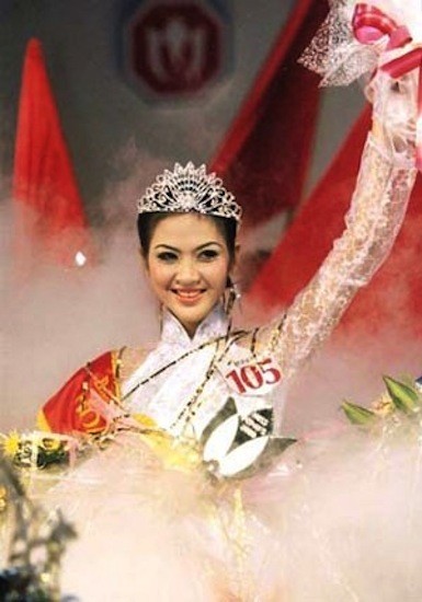 Phan Thu Ngân đăng quang năm 2000 khi cô mới ngoài 20 tuổi.