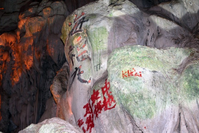  Chữ Trung Quốc được viết trong các hang động có phải ngẫu nhiên, tình cờ, hay có ý đồ khác, ai biết được mục đích của những kẻ “thâm nho”.