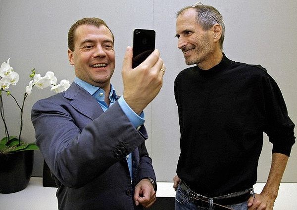 Ông Medvedev nhận được món quà sinh nhật iPhone 4 từ CEO Apples đã khuất Steven Jobs