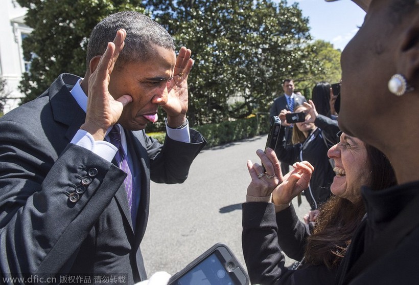Tổng thống Mỹ Obama làm mặt hề với người hâm mộ