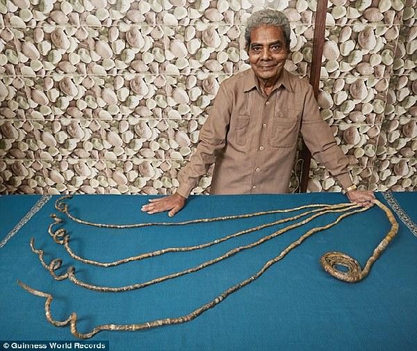 Cụ Shridhar Chillal rất tự hào vì kỷ lục móng tay dài hơn 9m của mình