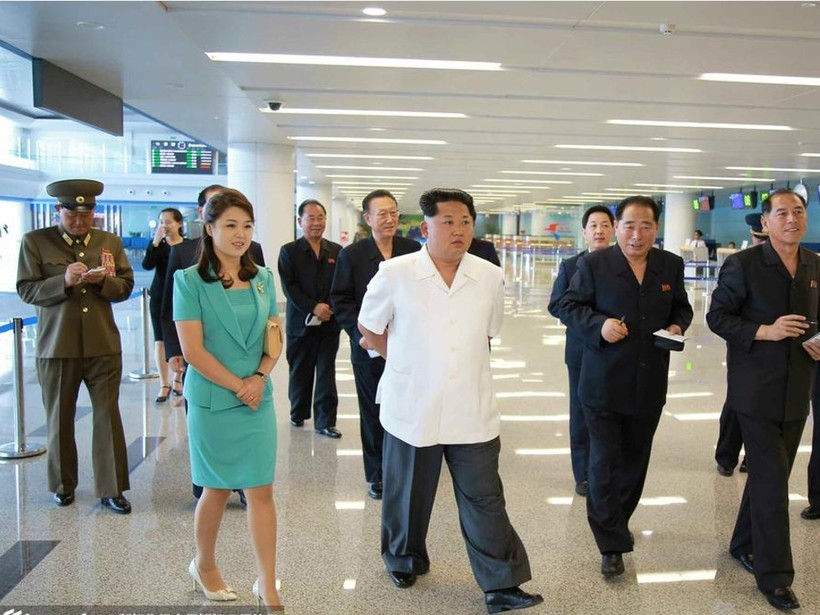 Ông Kim Jong Un và phu nhân trong một chuyến thị sát không được ghi ngày