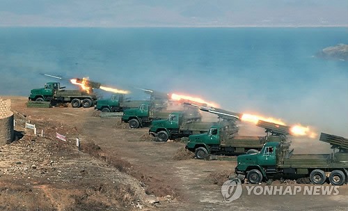 Dàn pháo của Triều Tiên bắn tên lửa trong cuộc tập trận diễn ra ở khu vực biên giới biển với Hàn Quốc.