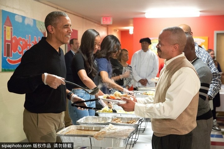 Ngày 25/11/2005, tại Washington, gia đình tổng thống Obama phục vụ bữa tối cho những người vô gia cư và quân nhân về hưu của Mỹ trong ngày Lễ Tạ ơn. 