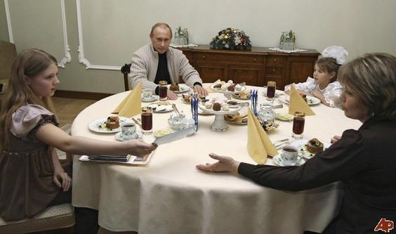 Gia đình tổng thống Putin khi 2 cô con gái còn nhỏ