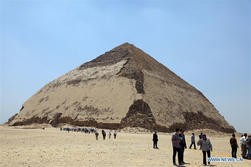 Hôm qua 13/7, Bộ Cổ vật Ai Cập đã chính thức khai mạc và mở cửa Kim tự tháp Bent 4.600 năm tuổi tại nghĩa địa hoàng gia Dahshur ở tỉnh Giza phía nam thủ đô Cairo. Nguồn ảnh: Xinhua