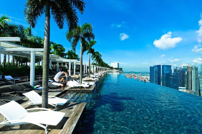 Marina Bay Sands không chỉ là khách sạn hot nhất trên Instagram, mà còn sở hữu hồ bơi vô tận dài nhất thế giới (ảnh: Business Insider) 
