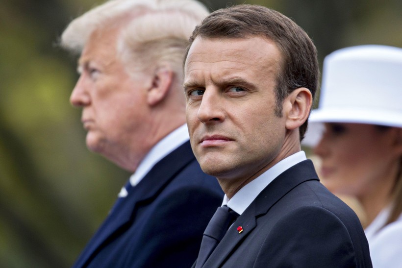 Tổng thống Pháp Emmanuel Macron và Tổng thống Mỹ Donald Trump (phía sau). Ảnh: CNBC