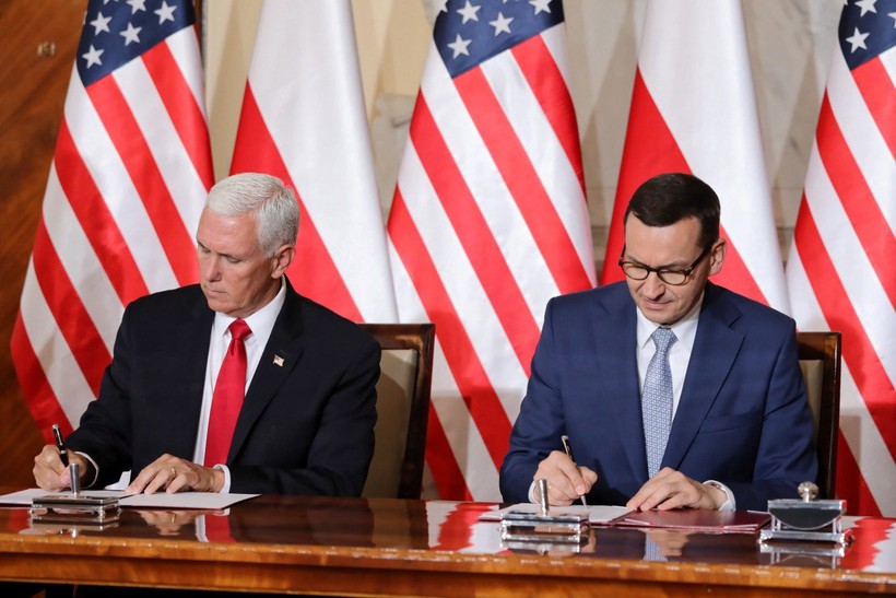 Phó Tổng thống Hoa Kỳ Mike Pence (trái) và Tổng thống Ba Lan Andrzej Duda (phải) đã ký kết một thỏa thuận chung liên quan đến an ninh mạng 5G. Ảnh: Gizchina