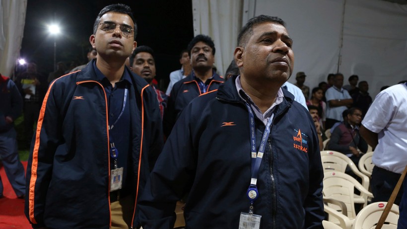 Sự thất vọng hiện diện trên khuôn mặt của các nhân viên thuộc cơ quan ISRO khi họ nhận được thông báo tàu đổ bộ lên Mặt Trăng của cơ quan này bị mất tín hiệu. Ảnh: Nikkei Asian Review