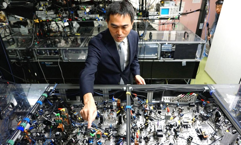 Giáo sư Akira Furusawa tại Đại học Tokyo, thuộc một nhóm nghiên cứu của Nhật Bản đang làm việc trong mảng điện toán lượng tử nhằm tìm cách chế tạo một cỗ máy lượng tử có thể làm việc ở nhiệt độ phòng. Ảnh: Nikkei Asian Review
