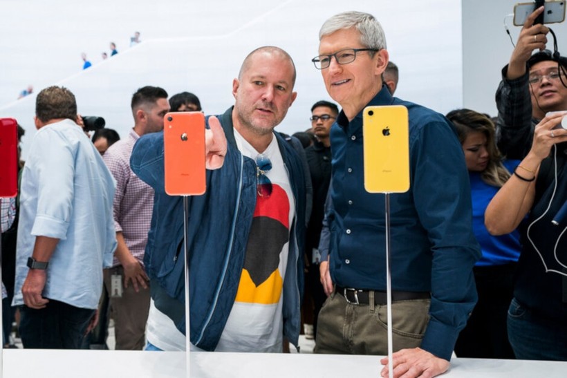 Cựu Giám đốc thiết kế Jony Ive (trái) và CEO Apple (phải). Ảnh: PhoneArena