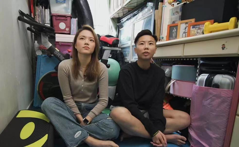 Cuộc sống vợ chồng trẻ trong căn phòng chật hẹp ở Hồng Kông. Ảnh: Sohu