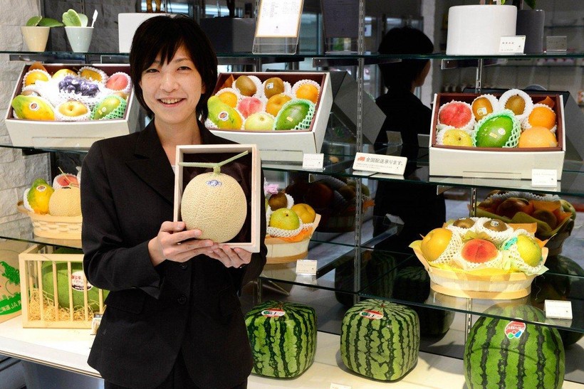 Miyuki Kaida, nhân viên chuỗi cửa hàng hoa quả Sun Fruits, giới thiệu hoa quả cao cấp tại một cửa hàng tại Tokyo. Ảnh: AFP
