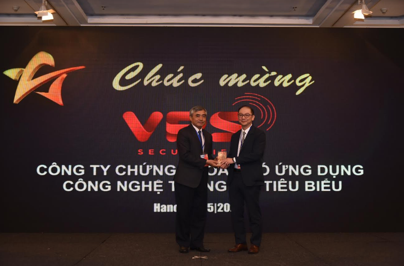 Ông Nguyễn Minh Hồng - Chủ tịch Hội Truyền thông số Việt Nam trao cúp cho đơn vị được giải thưởng Cung cấp dịch vụ tài chính tiêu biểu năm 2020