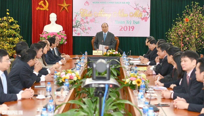 Thủ tướng Nguyễn Xuân Phúc đã đến thăm, gặp mặt cán bộ, người lao động Ngân hàng Chính sách Xã hội nhân dịp năm mới (Ảnh: VGP)