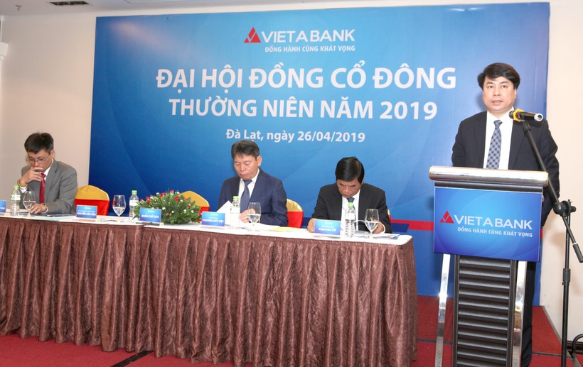 Ông Nguyễn Văn Hảo, Tổng Giám đốc VietABank, điều hành phiên thảo luận 