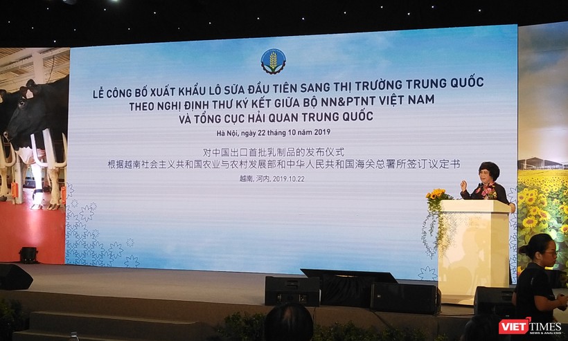 Chủ tịch Tập đoàn TH - bà Thái Hương - phát biểu tại buổi lễ 
