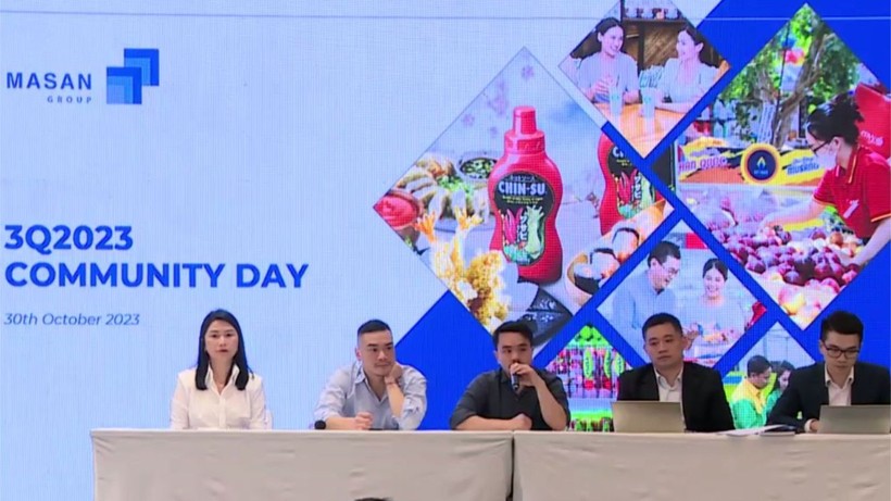 CEO Masan Group Danny Le (giữa) chia sẻ với nhà đầu tư (Ảnh chụp màn hình)