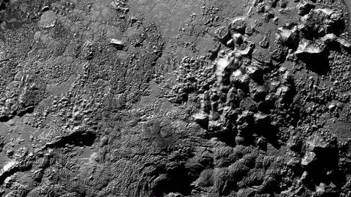 Bề mặt Sao Diêm Vương xuất hiện những ngọn núi lửa băng