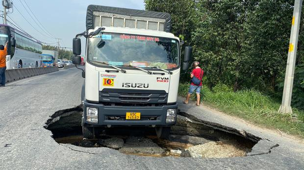 Xe tải suýt bị "hố tử thần" trên đường Võ Chí Công, phường Thạnh Mỹ Lợi, TP Thủ Đức nuốt