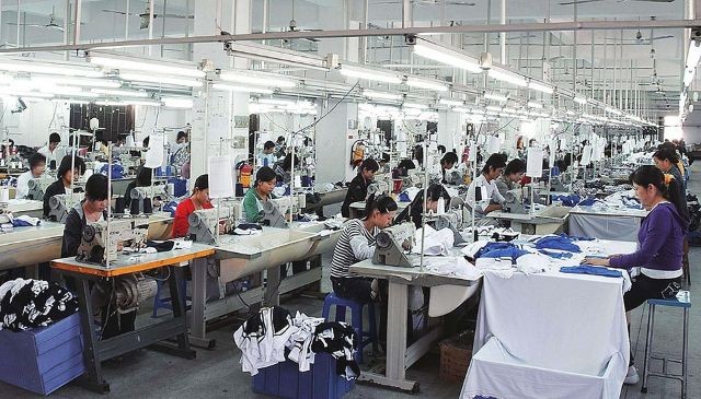 Các nhà máy gia công truyền thống cần nhiều nhân công đi đầu trong làn sóng "tháo chạy" khỏi Trung Quốc 