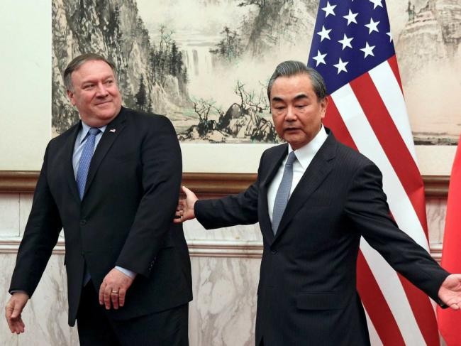 Hình ảnh thể hiện sự giá lạnh giữa hai vị đứng đầu ngành ngoại giao Trung Quốc và Mỹ.