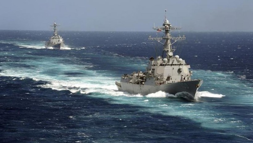 Bốn ngày sau cuộc hội đàm giữa Bộ trưởng Quốc phòng Mỹ James Mattis và Bộ trưởng Quốc phòng Trung Quốc Ngụy Phượng Hòa bên lề Hội nghị ADMM+ tại Singapore, Mỹ bất ngờ đưa 2 tàu chiến vào eo biển Đài Loan .