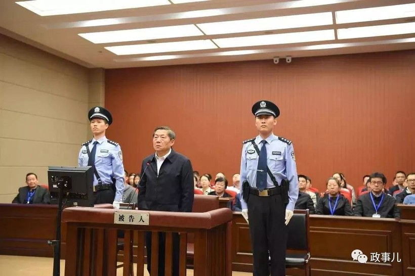 Sau 1 năm kể từ Đại hội 19 Đảng Cộng sản Trung Quốc (10.2017) đã có 24 quan chức cấp phó quốc gia, thị trưởng trưởng và phó bộ bị ngã ngựa. Ảnh: Phó Ban Tuyên truyền Trung ương Lỗ Vĩ bị đưa ra xét xử.