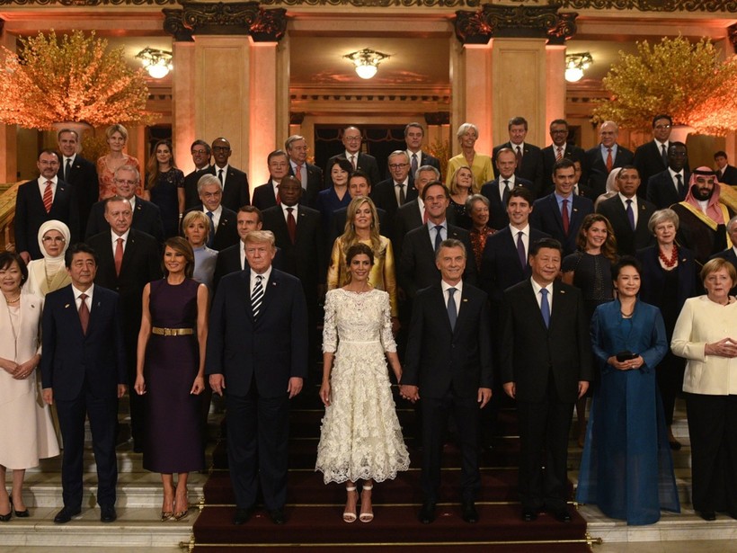 Các nhà lãnh đạo G20 cùng các phu nhân, phu quân chụp ảnh lưu niệm.
