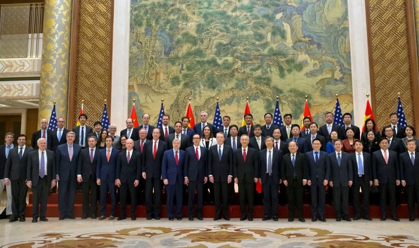Hai đoàn đại biểu đàm phán vòng 7 tại Bắc Kinh chụp ảnh chung - cử chỉ được cho là đàm phán có tiến triển tích cực.