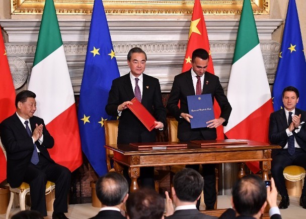 Lễ ký kết Biên bản ghi nhớ về việc Italy gia nhập dự án “Vành đai, con đường” của Trung Quốc dưới sự chứng kiến của hai ông Tập Cận Bình và Giuseppe Conte.