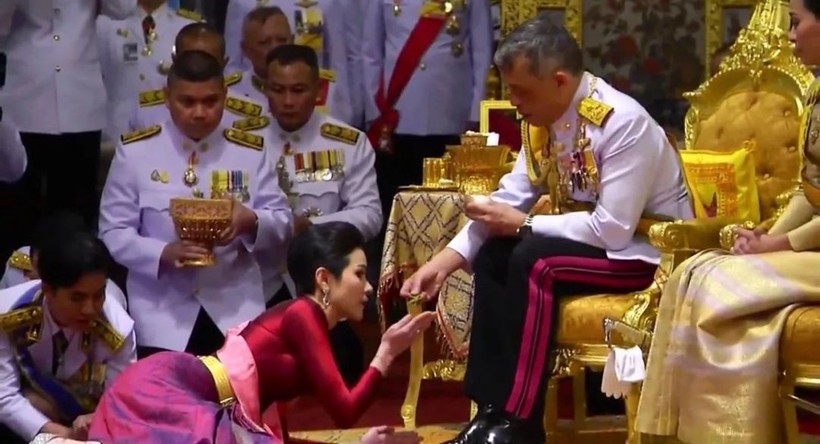 Hình ảnh bà Sineenat Wongvajirapakdi được Quốc vương Thái Lan sắc phong làm “Hoàng quý phi” ngày 28/7/2019.