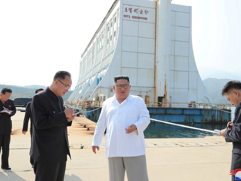 Nhà lãnh đạo Kim Jong-un tới kiểm tra Khu du lịch núi Kumgang nằm gần biên giới Triều Tiên - Hàn Quốc ngày 23/10.