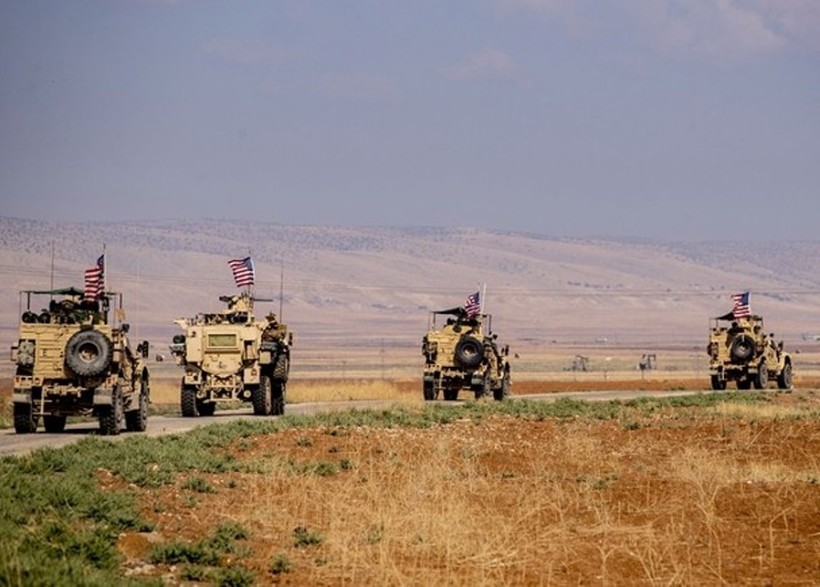 Đoàn xe treo cờ Mỹ tiến hành tuần tra ở khu vực tiền tuyến phía bắc Al-Qahtaniyah gần biên giới Syria - Thổ Nhĩ Kỳ hôm 31/10. Ảnh: Đông Phương.