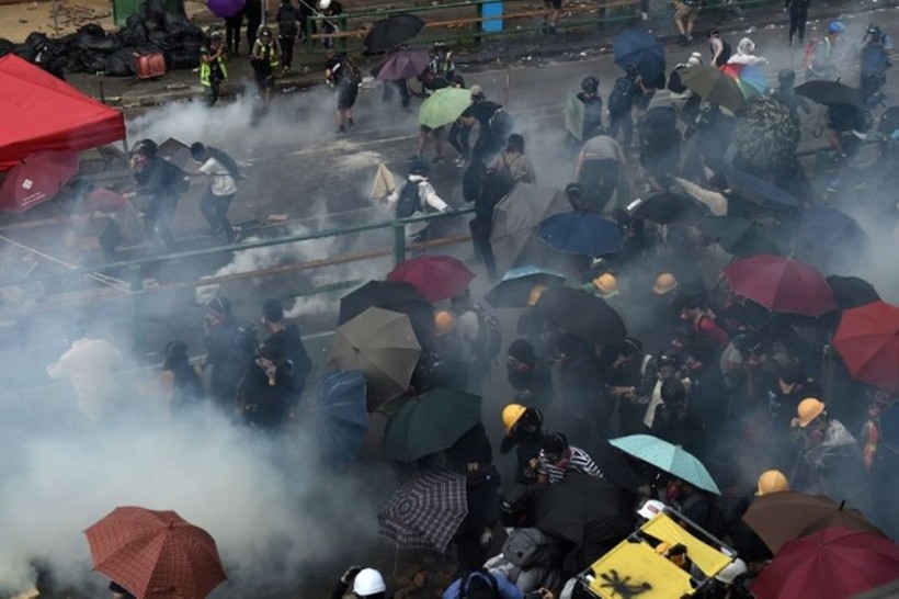 Trong 5 tháng diễn ra biểu tình, cảnh sát Hồng Kông đã bắn khoảng 10.000 quả đạn hơi cay cùng 19 viên đạn thật, 4.800 viên đạn cao su,làm hơn 2.600 người bị thương, đã bắt giữ hơn 5.800 người... 