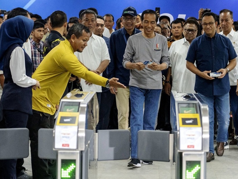 Tổng thống Widodo đến thị sát công trình tàu điện ngầm đầu tiên ở Indonesia do Nhật giúp xây dựng.