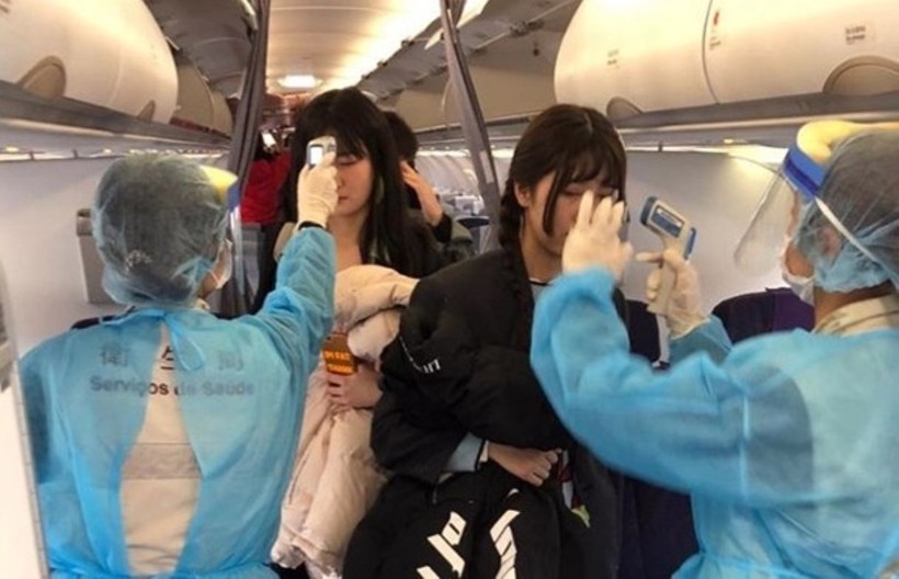 Đề phòng dịch bệnh lây lan, các nhân viên y tế sân bay Ma Cao lên máy bay đo thân nhiệt mọi hành khách trên chuyến bay từ Vũ Hán đến. (Ảnh: Đông Phương).