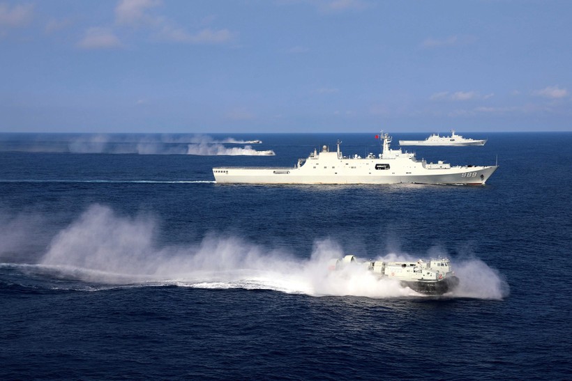 Các tàu Trung Quốc trong một cuộc diễn tập đổ bộ tấn công chiếm đảo. (Ảnh: Tân Hoa xã)