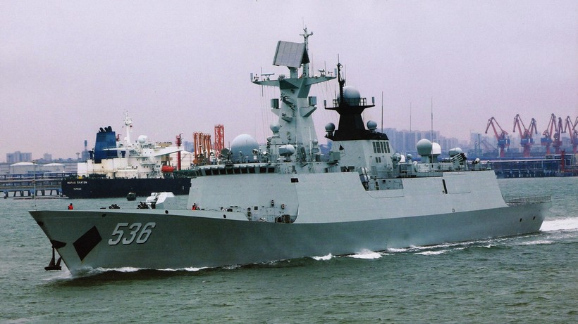 Tàu hộ vệ tên lửa Type 054A mà Trung Quốc đưa tới vùng biển Natuna đối đầu với hải quân Indonesia (Ảnh: Đa Chiều)