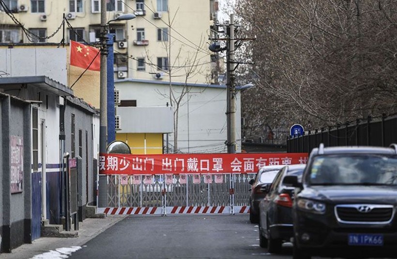 Một khu phố ở Bắc Kinh thực hiện quản lý khép kín, cấm người ngoài ra vào (Ảnh: mybluemix.net)