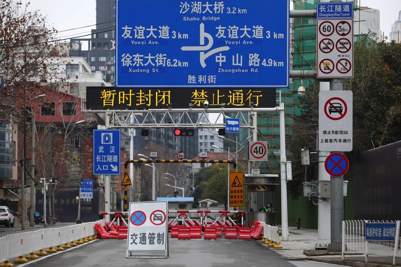 Vũ Hán "phong thành". hầm qua sông Dương Tử bị đóng cửa cấm mọi phương tiện qua lại. (Ảnh: Reuters)