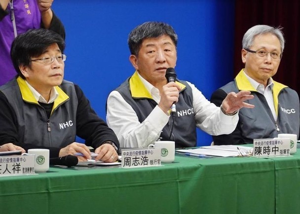 Bộ trưởng Y tế và Phúc lợi Đài Loan Trần Trung Thời (giữa) thông báo về ca tử vong đầu tiên vì COVID-19 ở hòn đảo này. (Ảnh: Đông Phương).